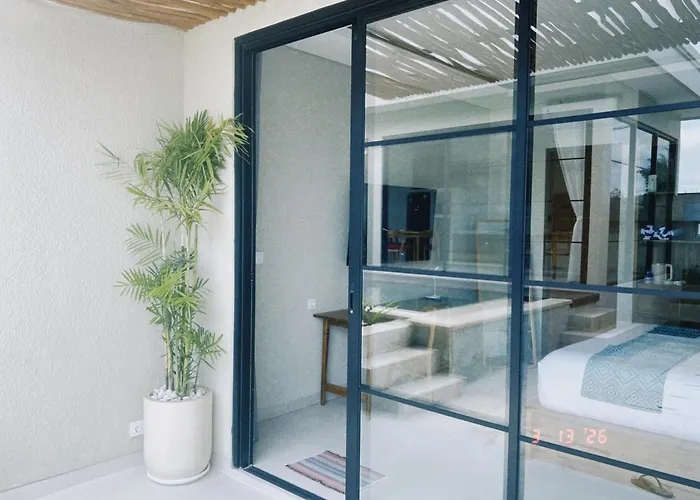 Homestay Anada House *